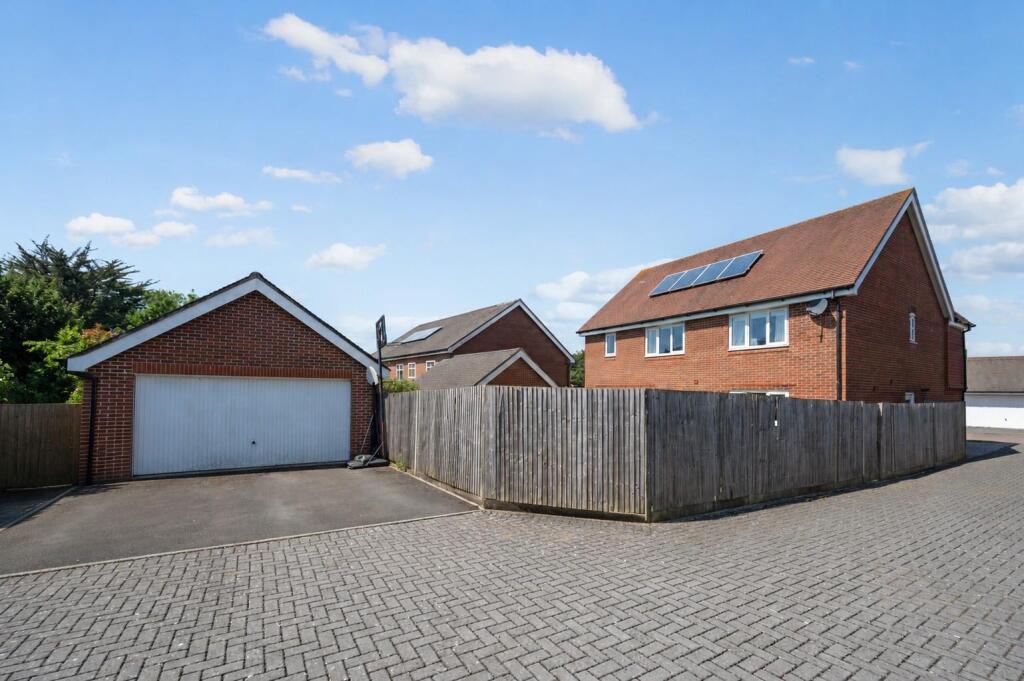 House in Clanfield - View 3