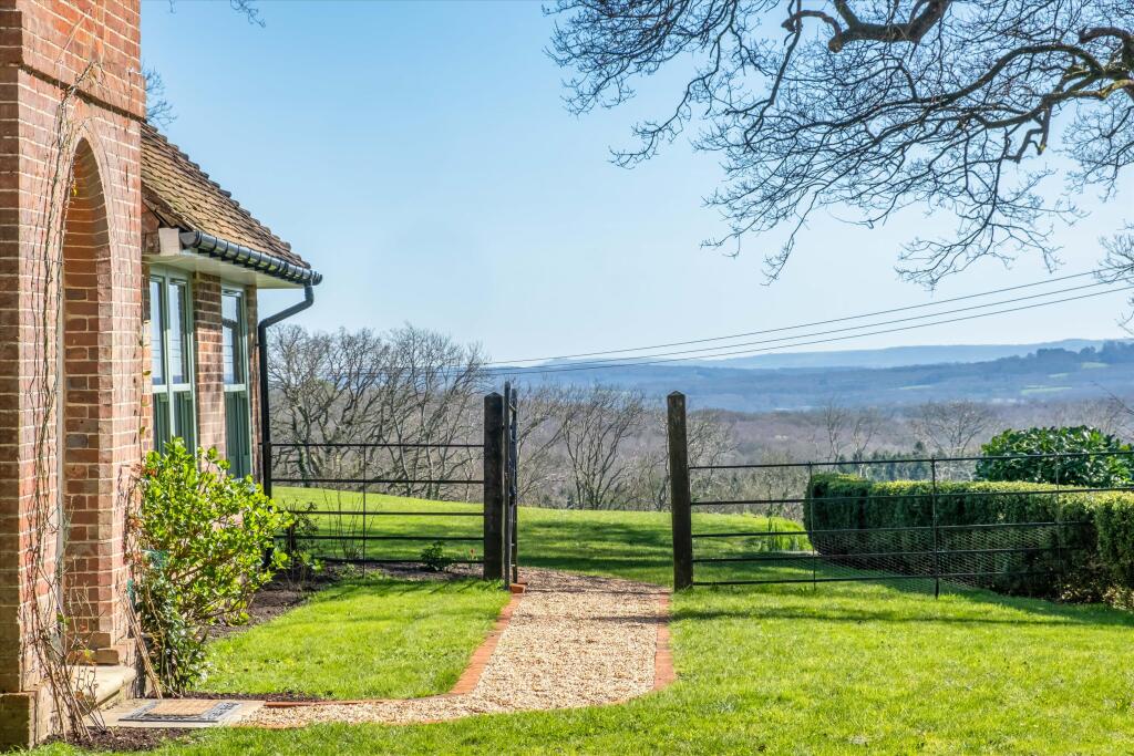 House in Chichester, Fernhurst - More