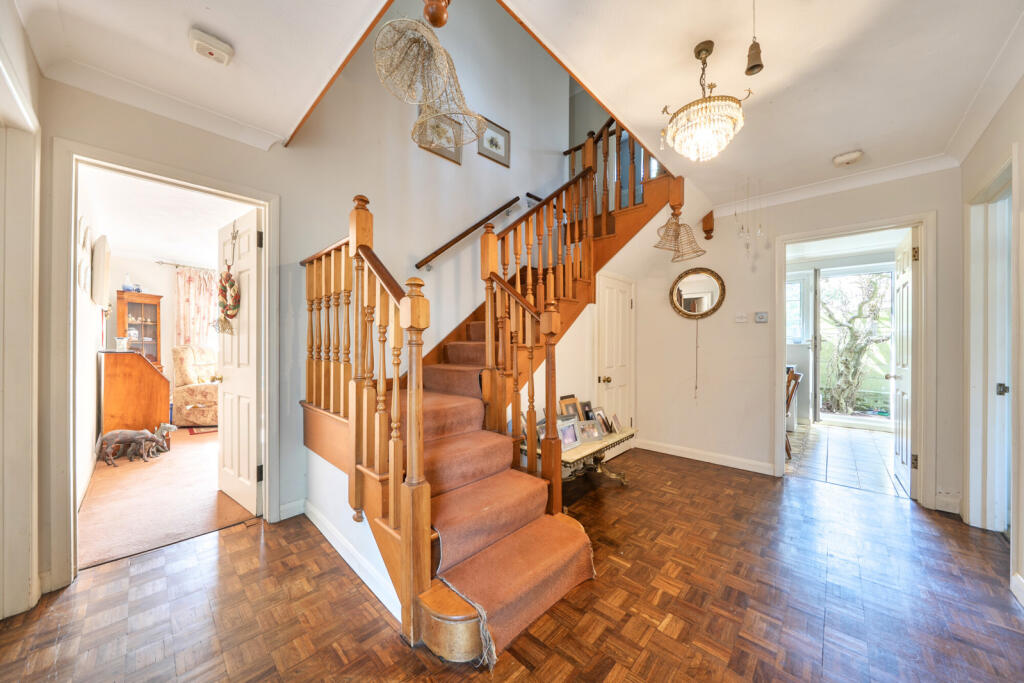 House in London, Broom Hill, Goddington - View 2