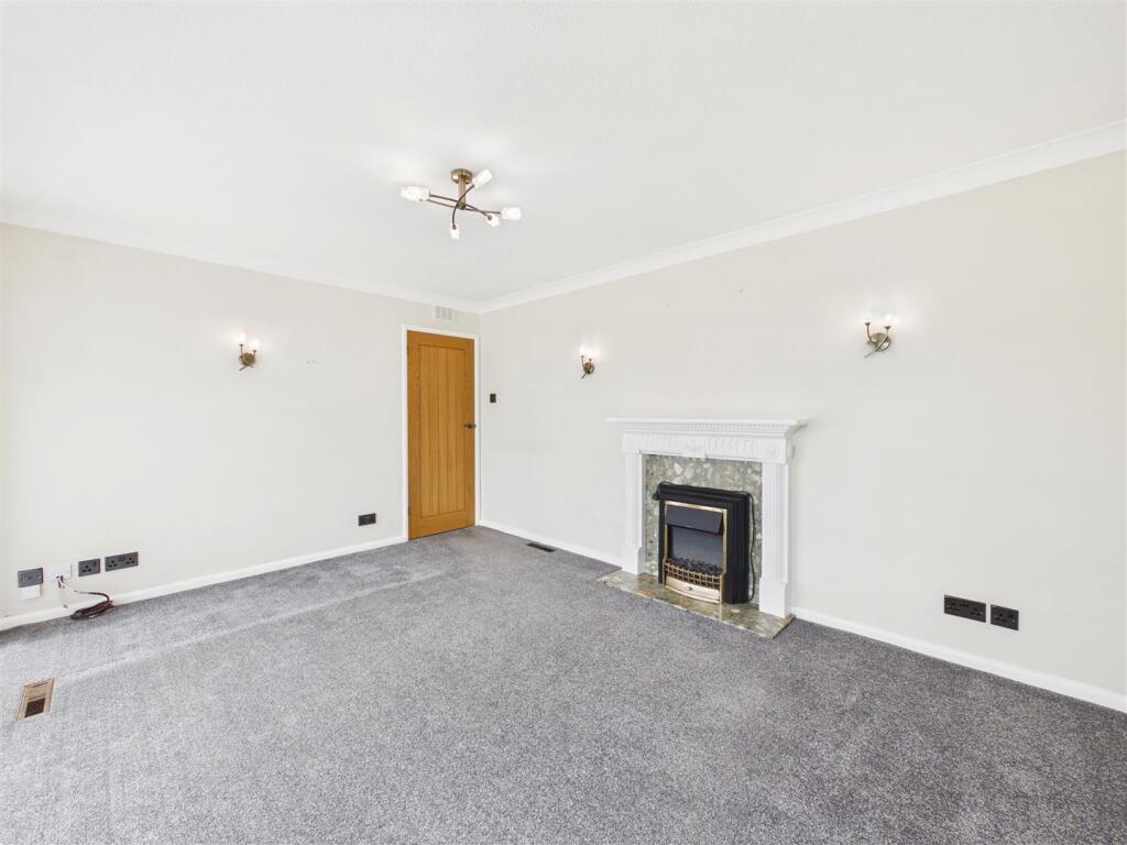 Twickenham Crescent, Halfway, Sheffield photo 3