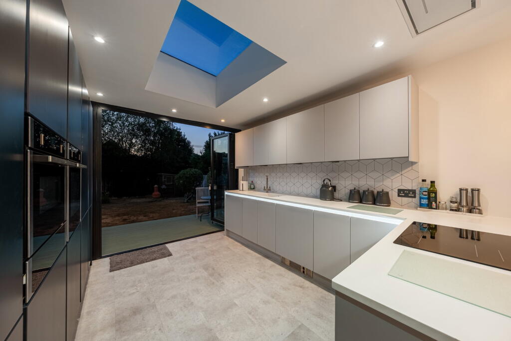 House in London, Farnborough Park, Locksbottom - View 4