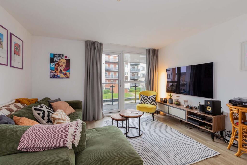Apartment in Slough - More