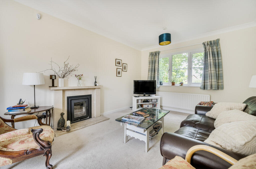 Ashbarn Crescent, Winchester, Hampshire, SO22 photo 2