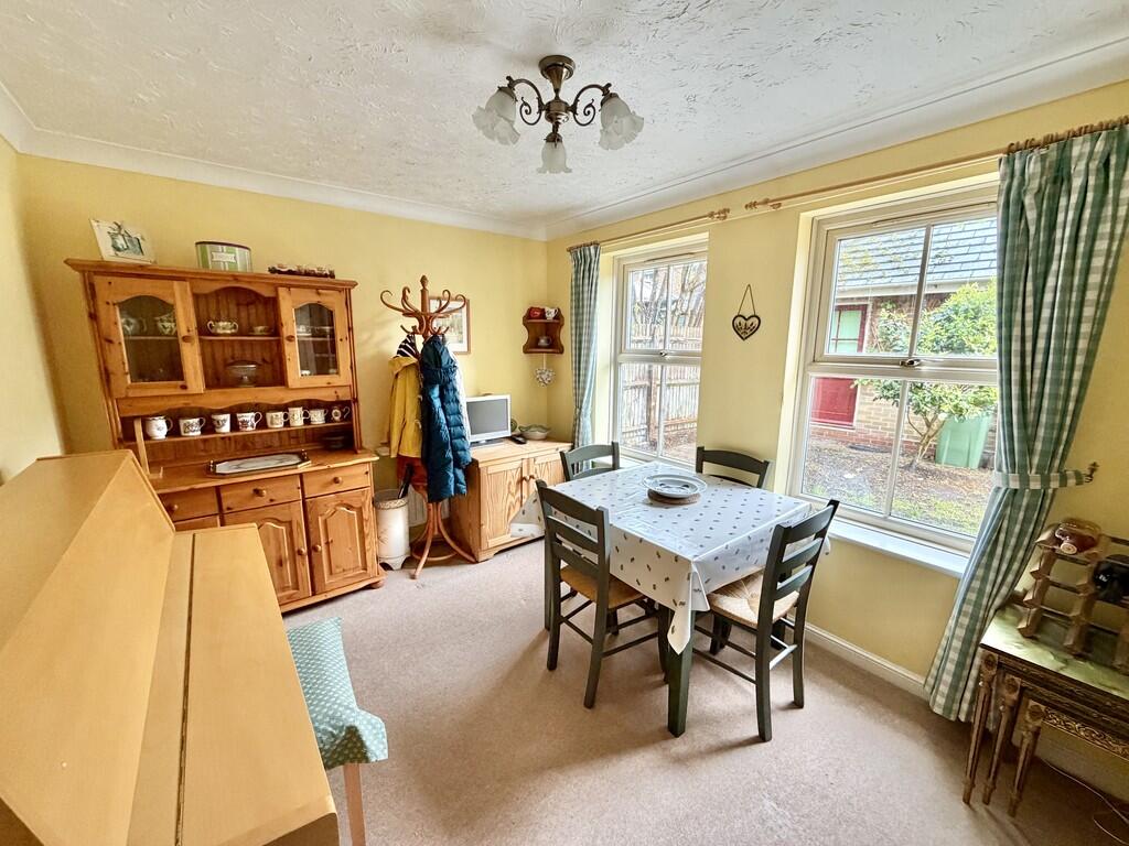 Twin Oaks Close, Broadstone photo 5