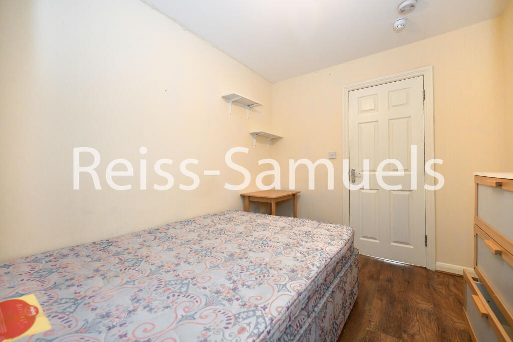 6 bedroom semi-detached house for rent