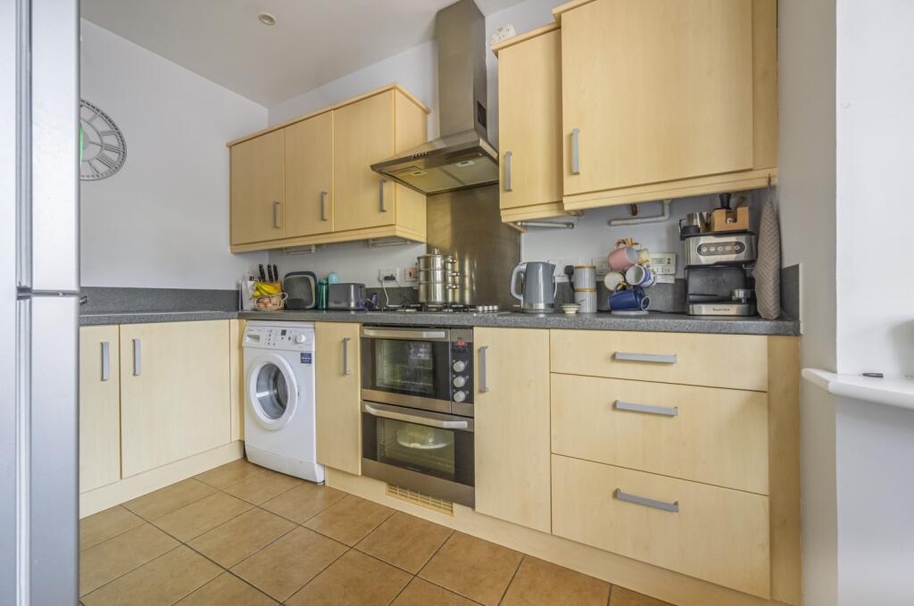 Vistula Crescent, Swindon, SN25 photo 4