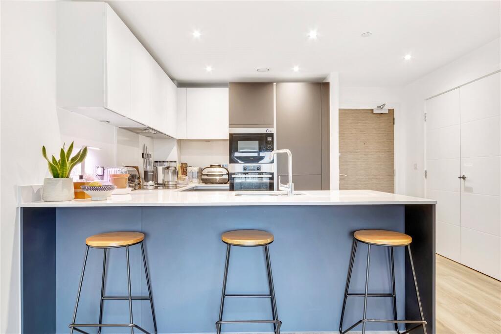 Main image of property: Green Lanes, London, N21