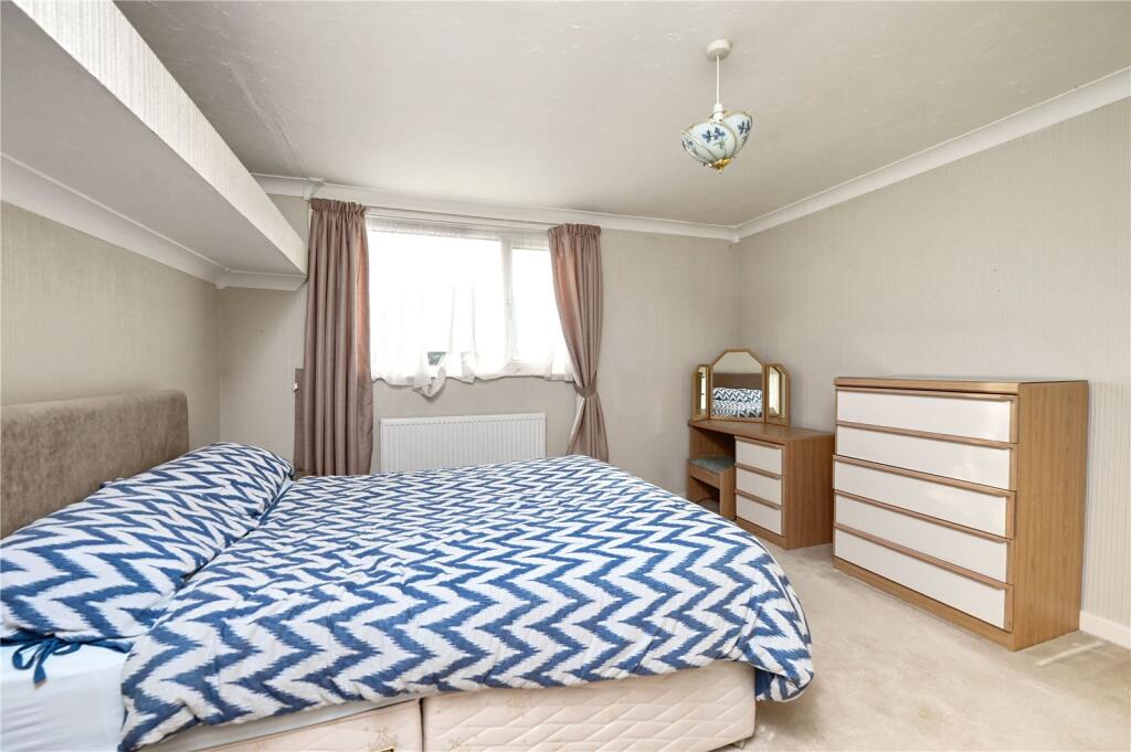 House in Hart, Yateley - More