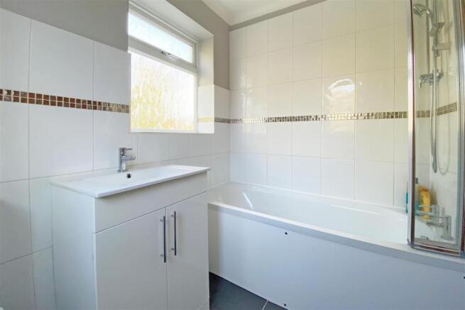 Bathroom (First Floor)