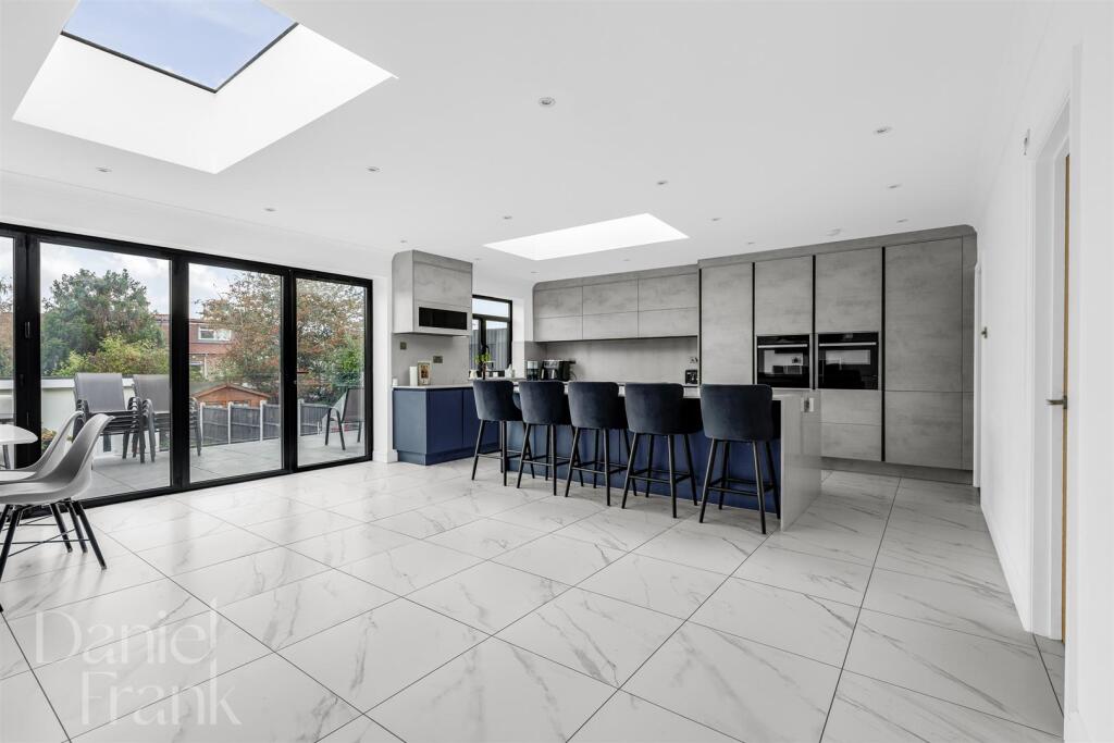 Buckhurst Way, Buckhurst Hill photo 2
