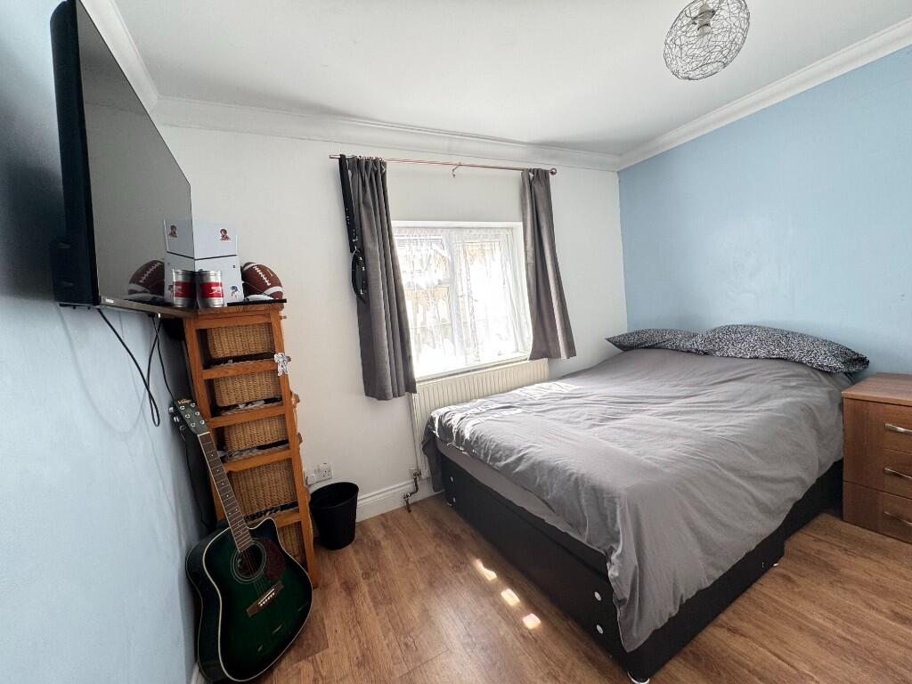 Boundary Road, Leigh-On-Sea, Essex, SS9 photo 5