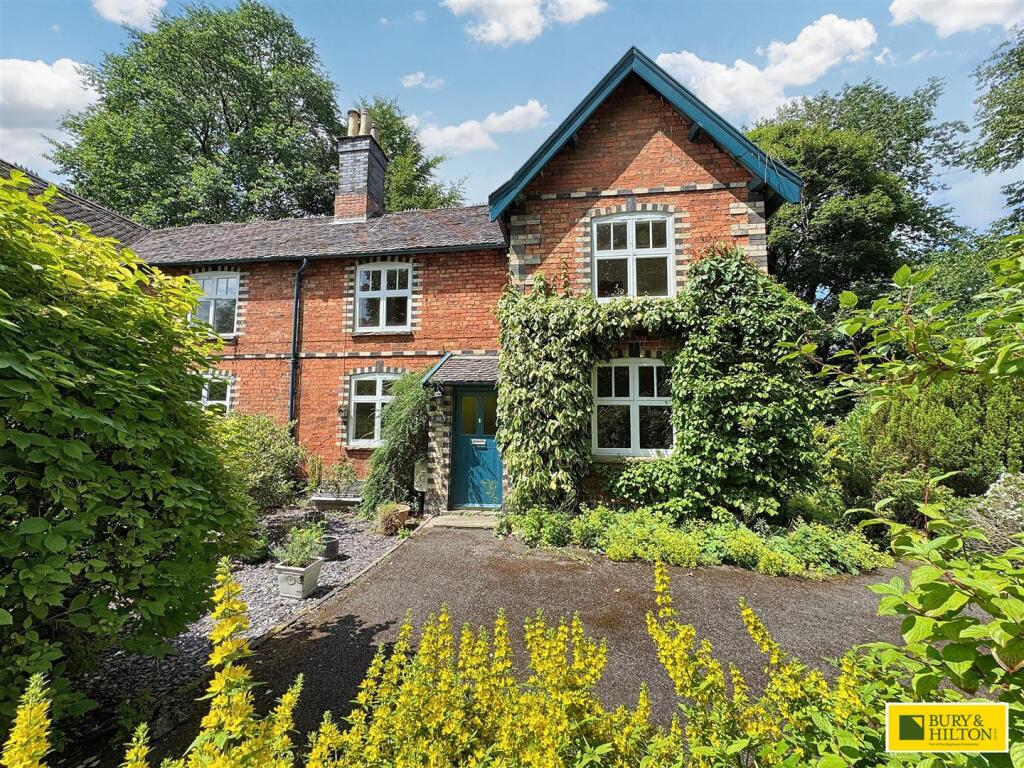 3-bed semi-detached on Macclesfield Road, Buxton, £350,000