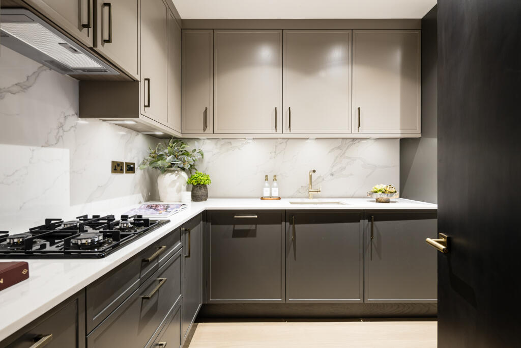 Brompton Road, Knightsbridge, London, SW3 - View 4