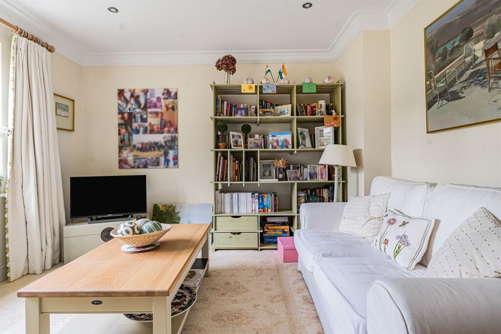 Wyatt Close, Wargrave photo 4