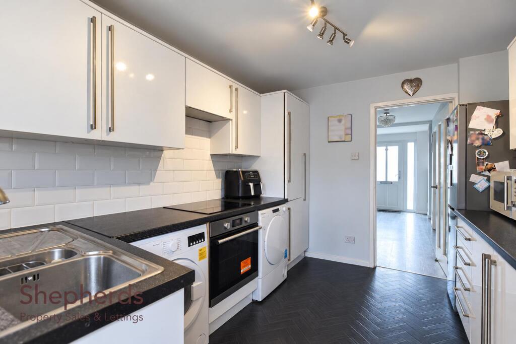 House in Broxbourne, Cheshunt - More