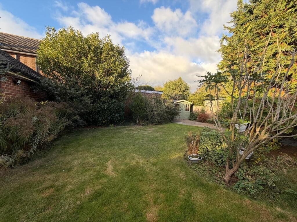 Parkland Avenue, Upminster, RM14 - View 4