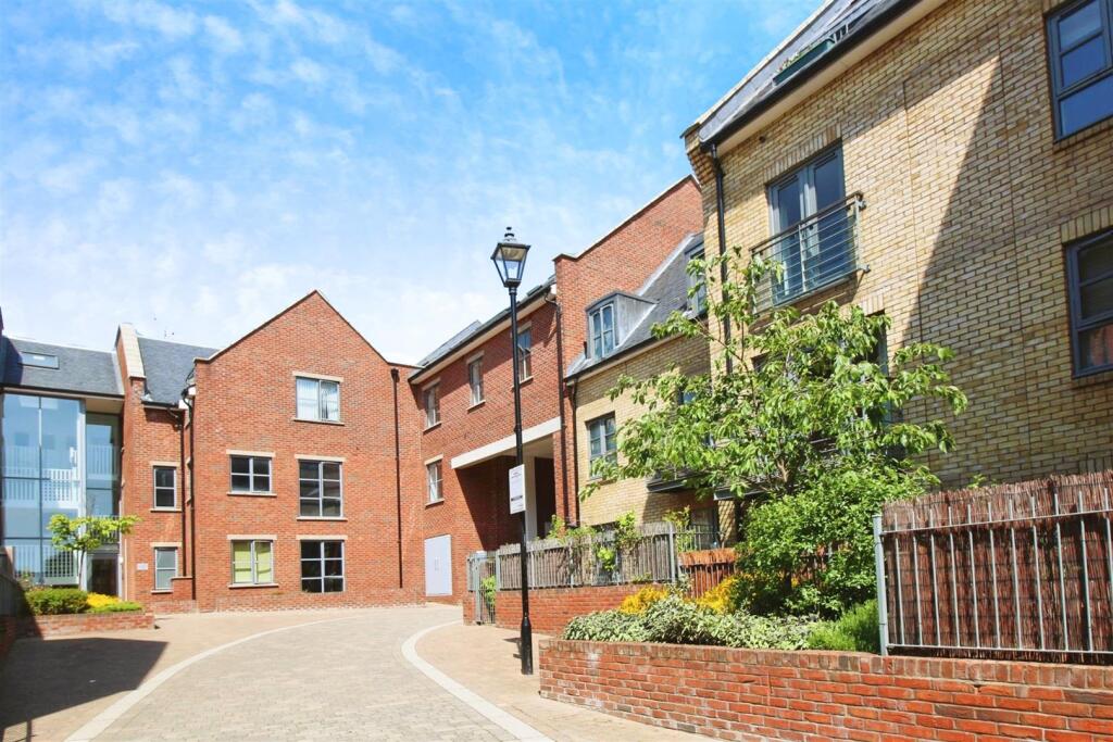 Main image of property: Coopers Yard, Paynes Park, Hitchin
