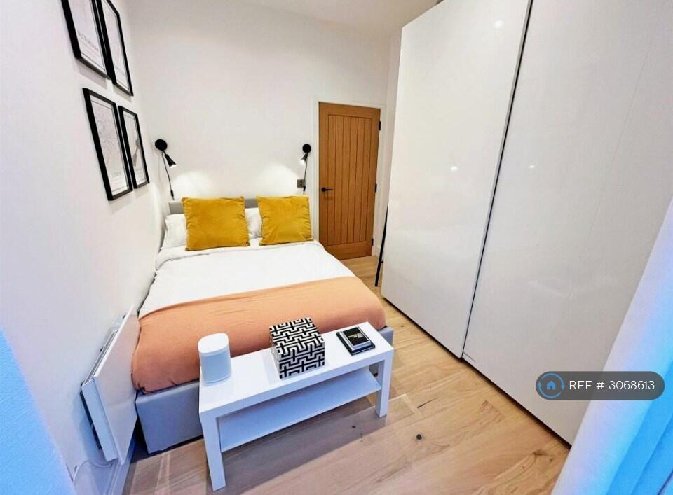 Apartment in Trafford, Hale - More