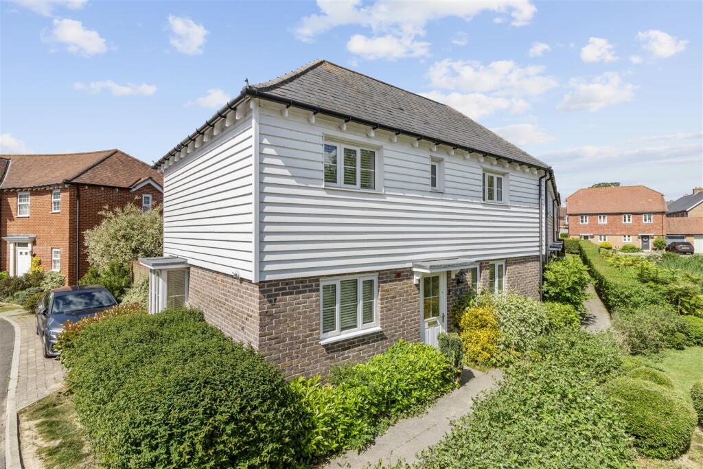 3-bed terraced on Riggers Way, Hailsham, £325,000