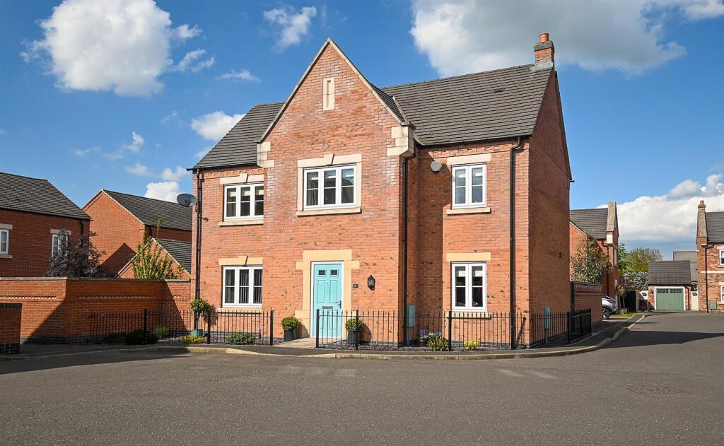 4-bed detached on Tulip Road, Tutbury, DE13, £415,000