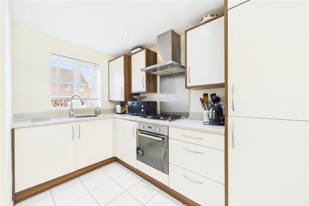 Tabby Drive, Three Mile Cross, Reading, Berkshire, RG7 photo 2