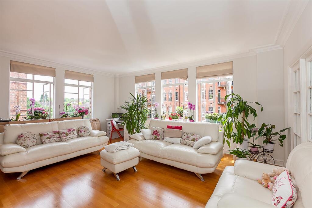 Oakwood Court London photo 4