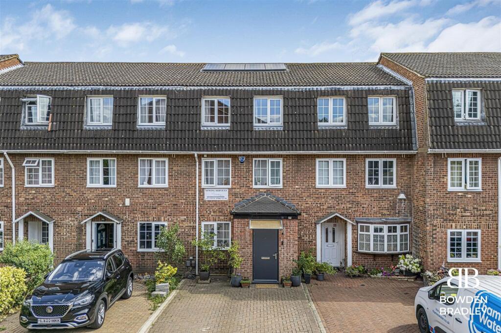 Main image of property: Regency Close, Chigwell, IG7
