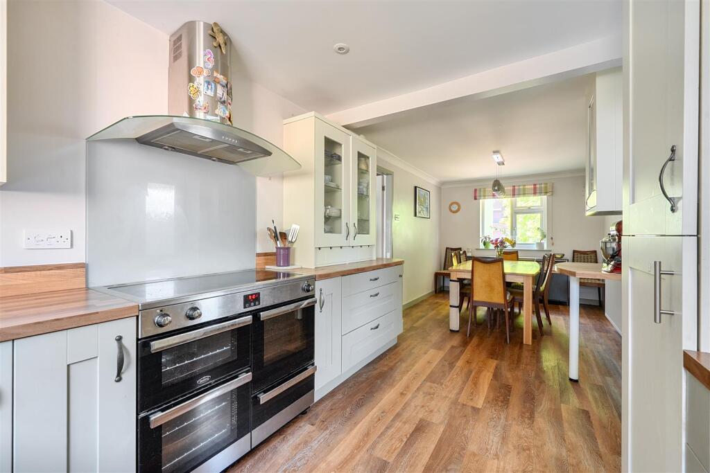 Aspen Drive, Verwood, Dorset, BH31 6TF photo 2