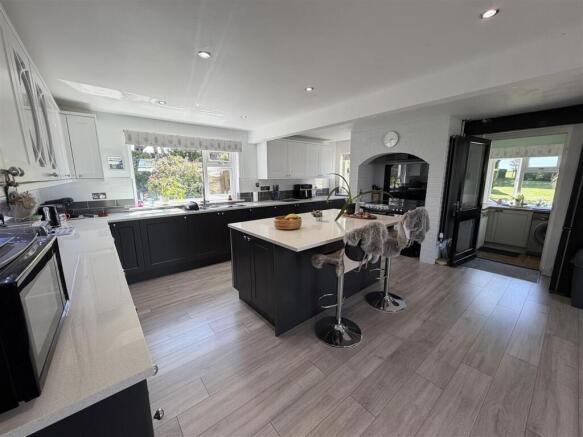 OPEN PLAN KITCHEN/ BREAKFAST ROOM