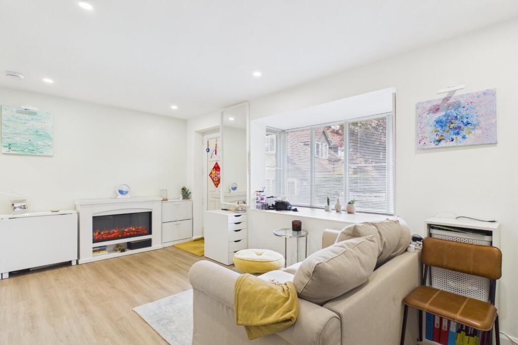 Apartment in Dartford - View 3