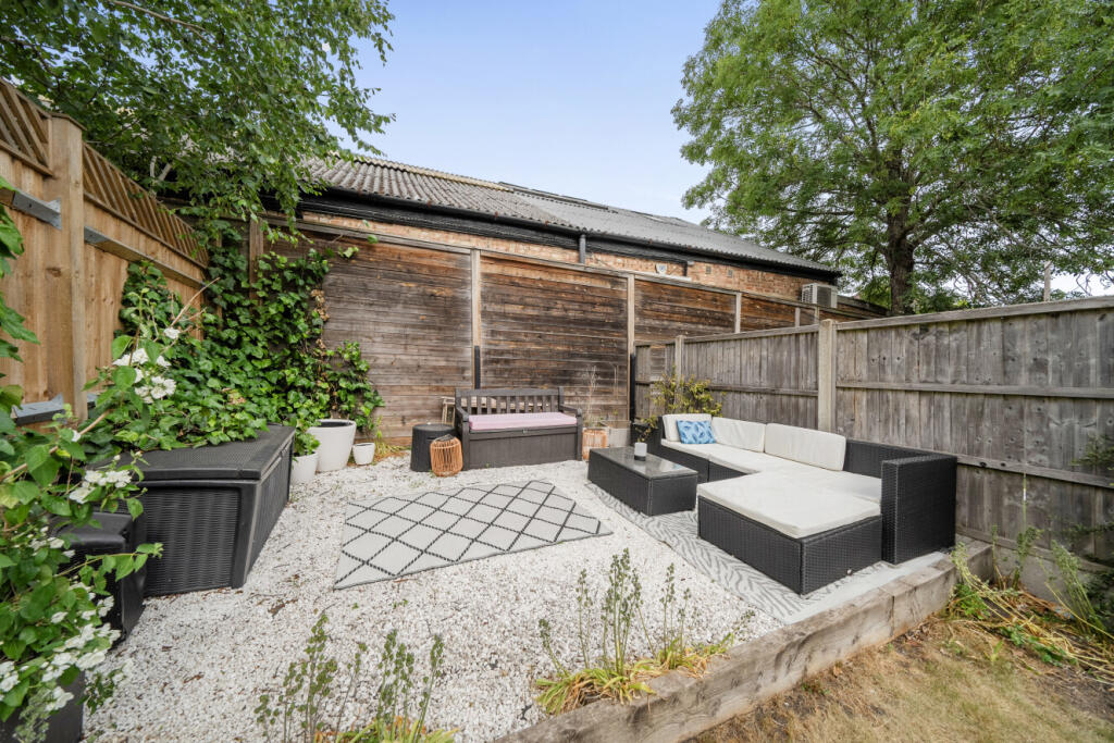 House in London, Colney Hatch - More