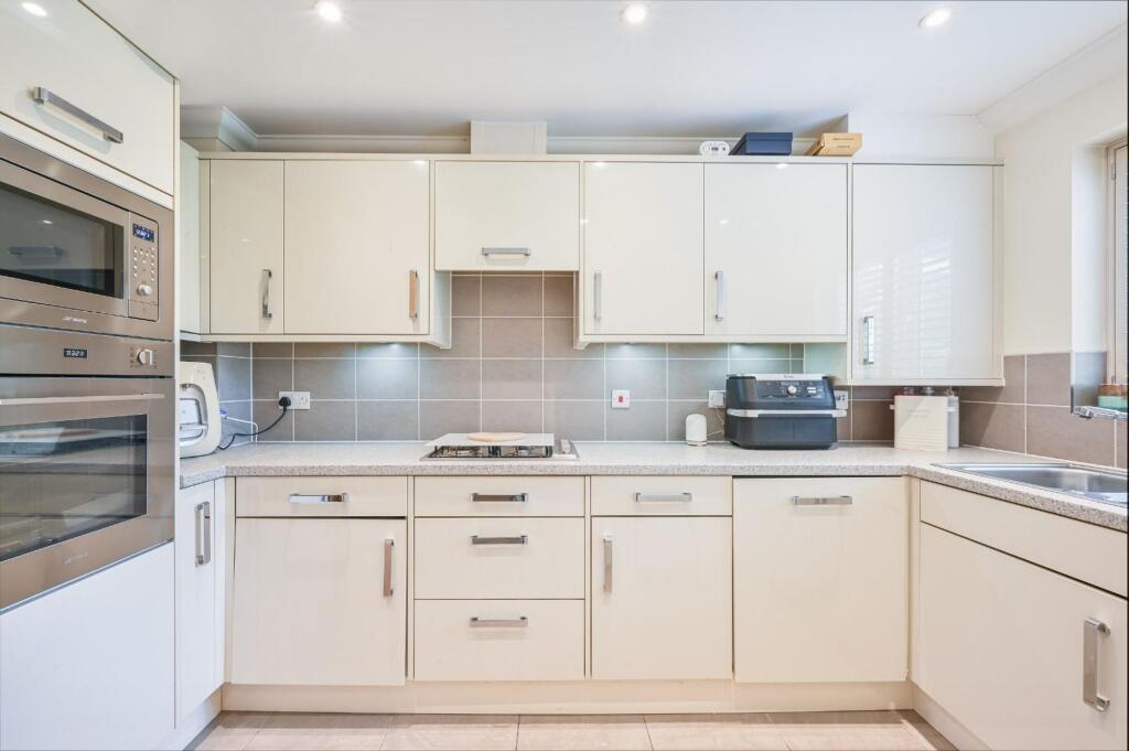 House in Tadworth, Tattenham Corner - View 5