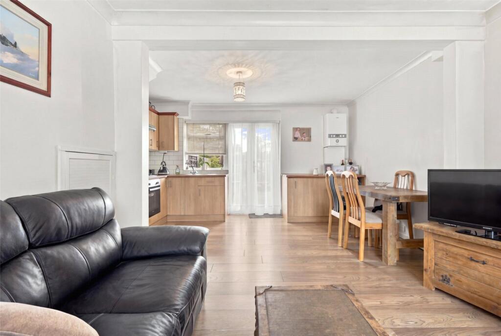 House in London, Southbury - More