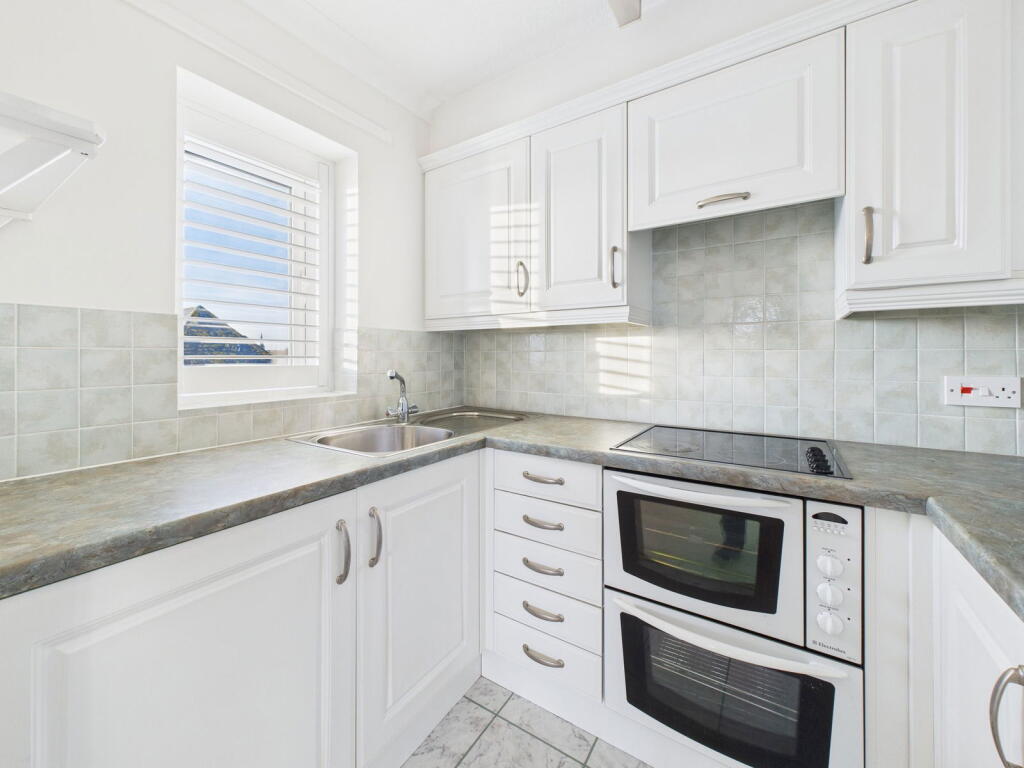 Oakland Court, Gratwicke Road, Worthing, BN11 4BZ - More