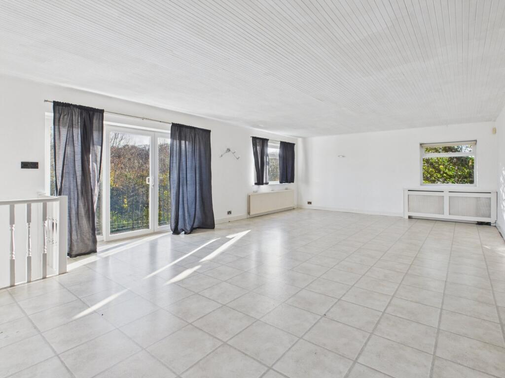 House in Buckinghamshire, Wooburn - View 3