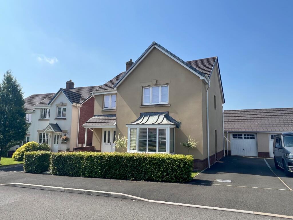 4-bed detached on Clos Yr Eryr, Bridgend, CF35, £375,000