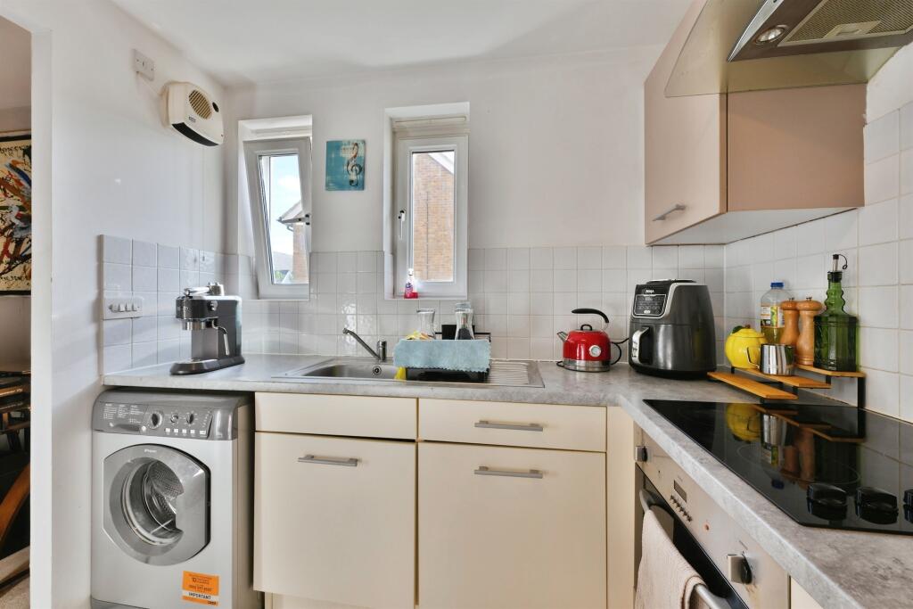 Apartment in East Hertfordshire, Ware - More