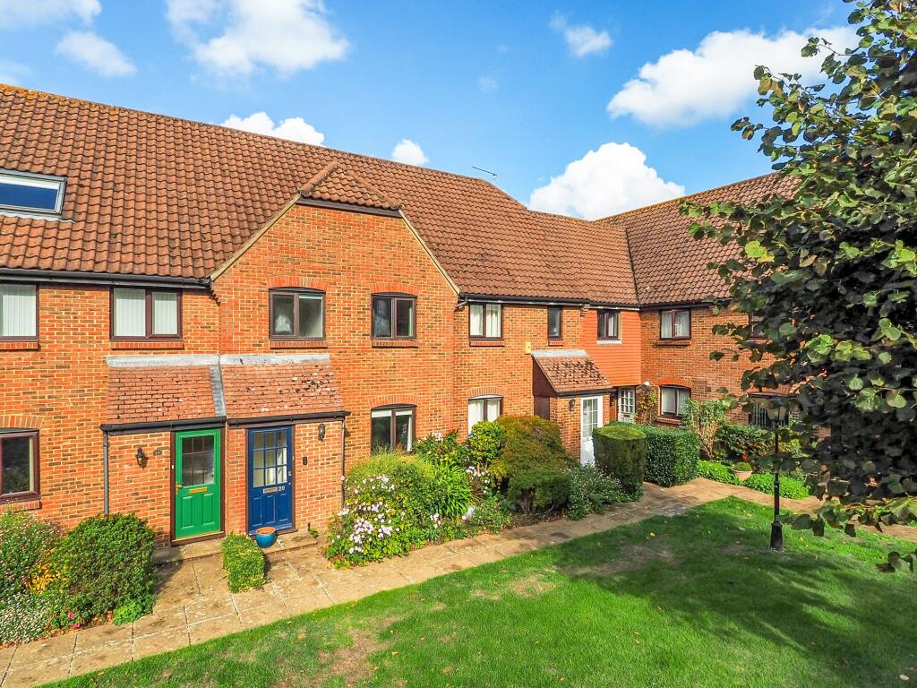 2-bed terraced on Bishopsgate Walk, Chichester, PO19, £350,000