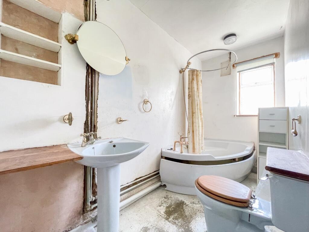 House in Gravesham, Northfleet - More