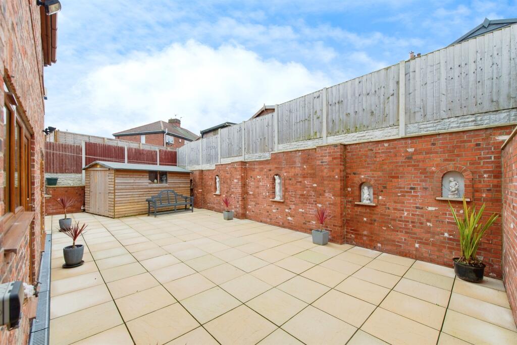Westbourne Crescent, PONTEFRACT photo 2