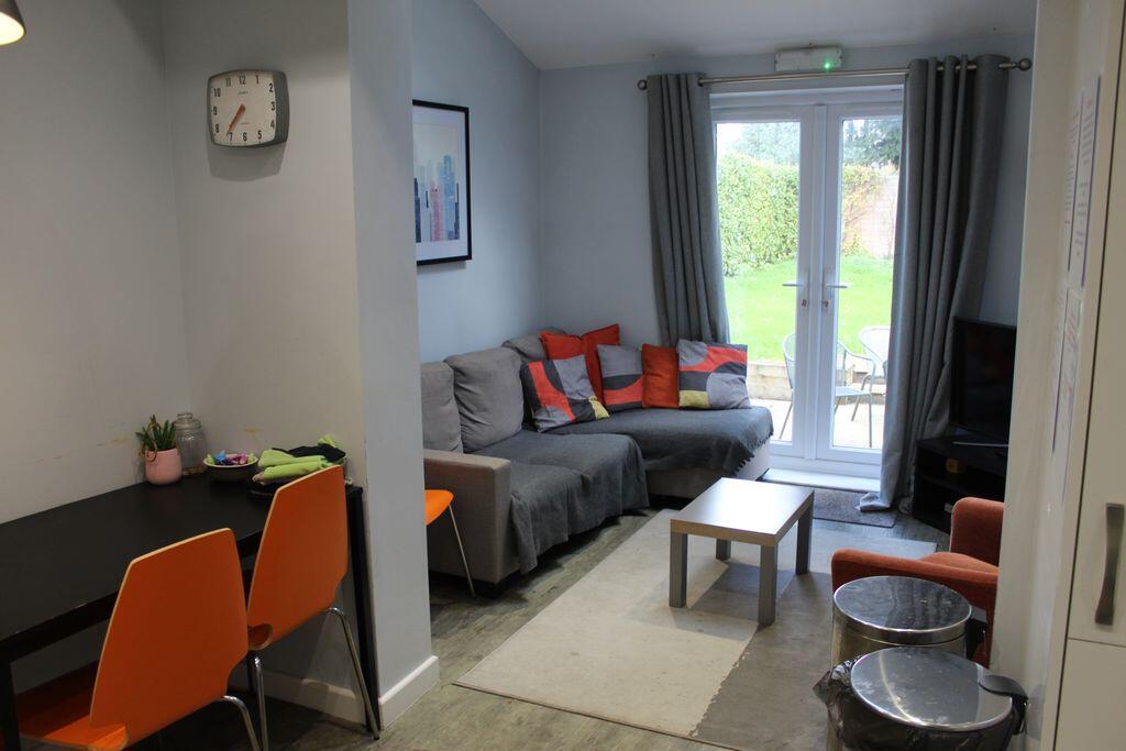 Main image of property: Room  Inclusive of Bills