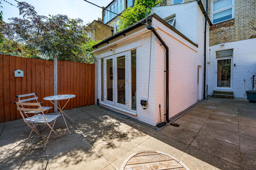 Apartment in London - More