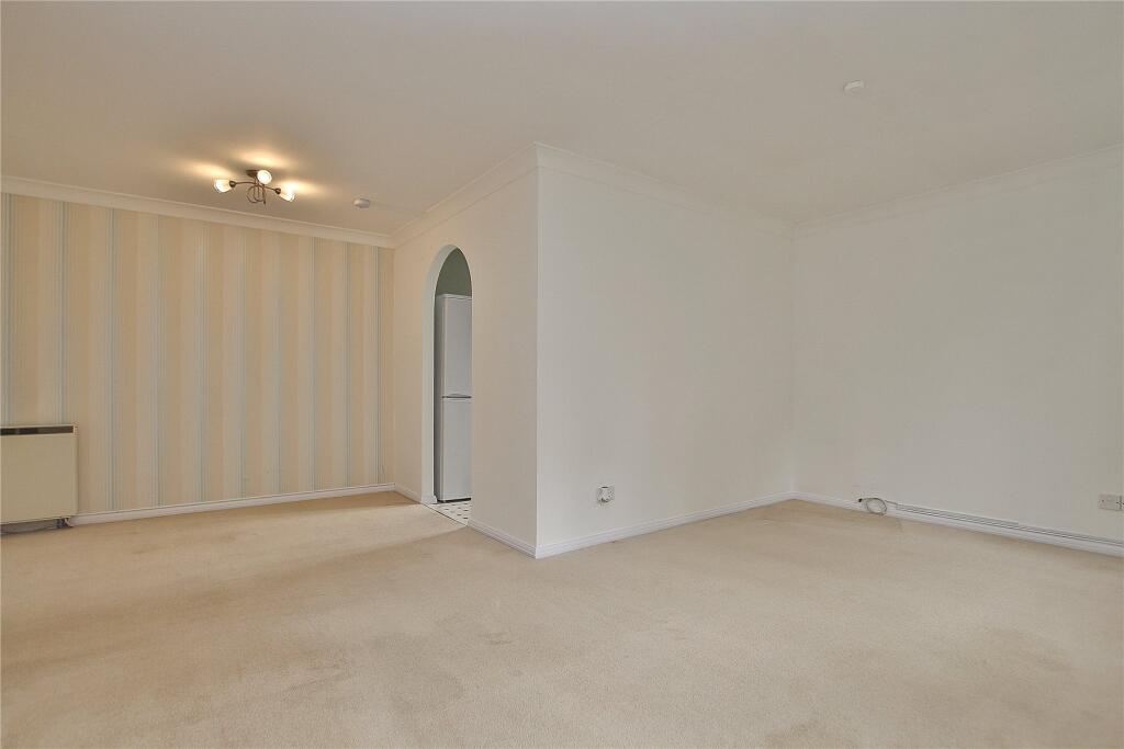 Alexandra Gardens, Knaphill, Woking, Surrey, GU21 photo 3