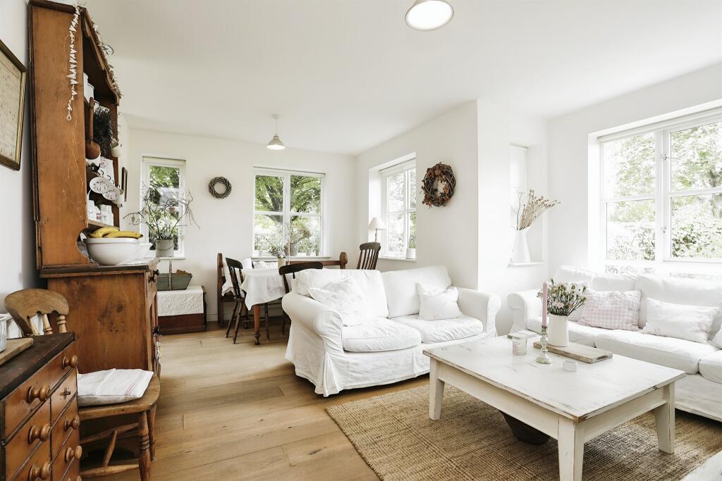 5-bed detached on Gardenia Close, Rendlesham, Woodbridge, £350,000