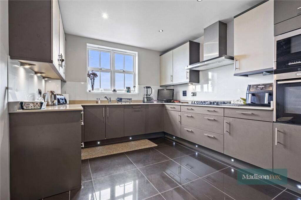 Apartment in Ilford - More