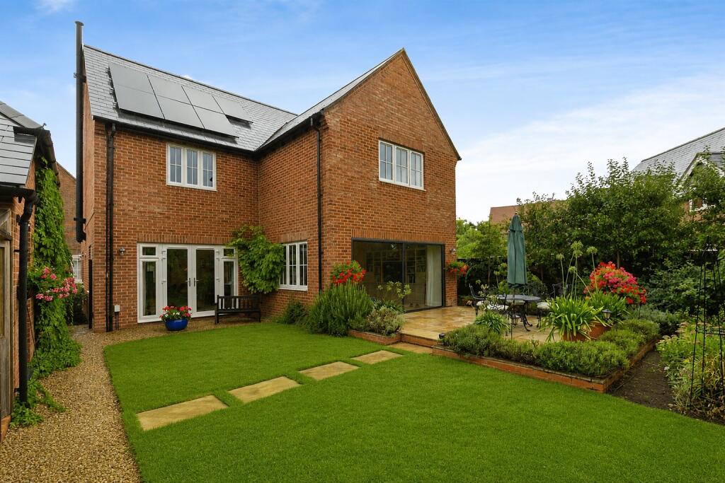 House in Hemel Hempstead, Stone with Bishopstone and Hartwell - View 4