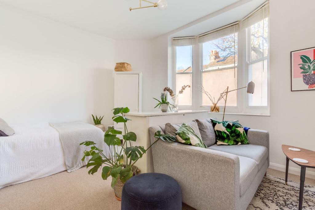Apartment in Brighton, Round Hill - View 2
