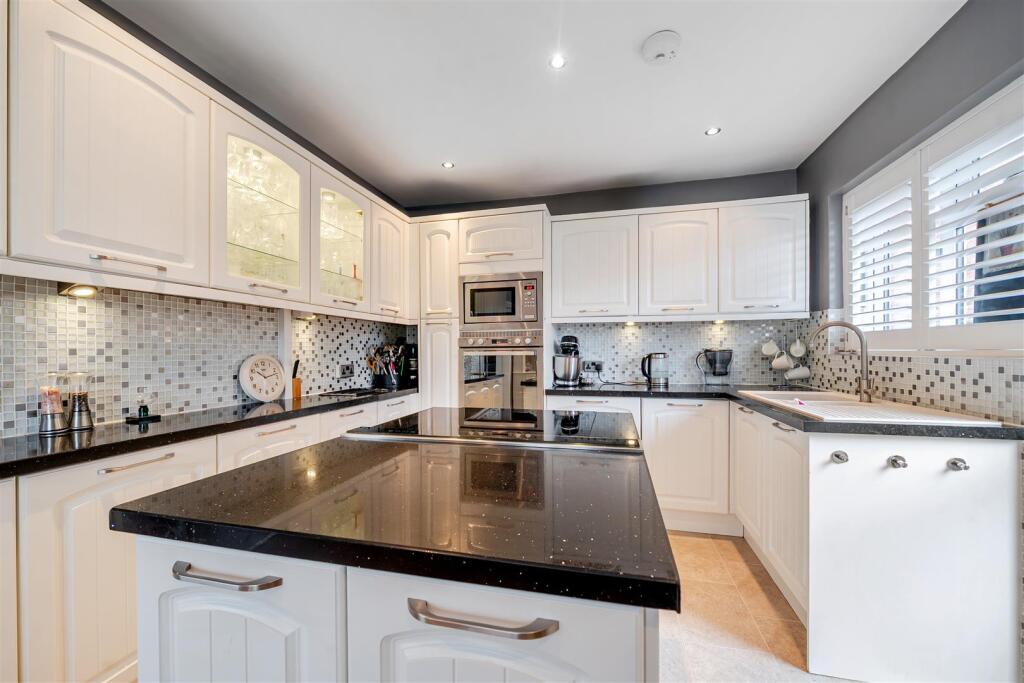 Copse Avenue, Farnham photo 3