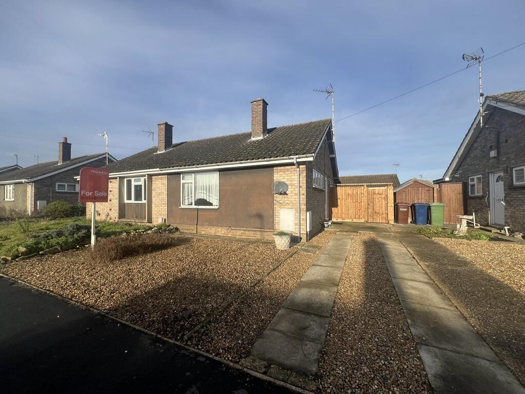 2-bed bungalow on Horsegate Gardens, Chatteris, Cambs., PE16 6NH, £165,000