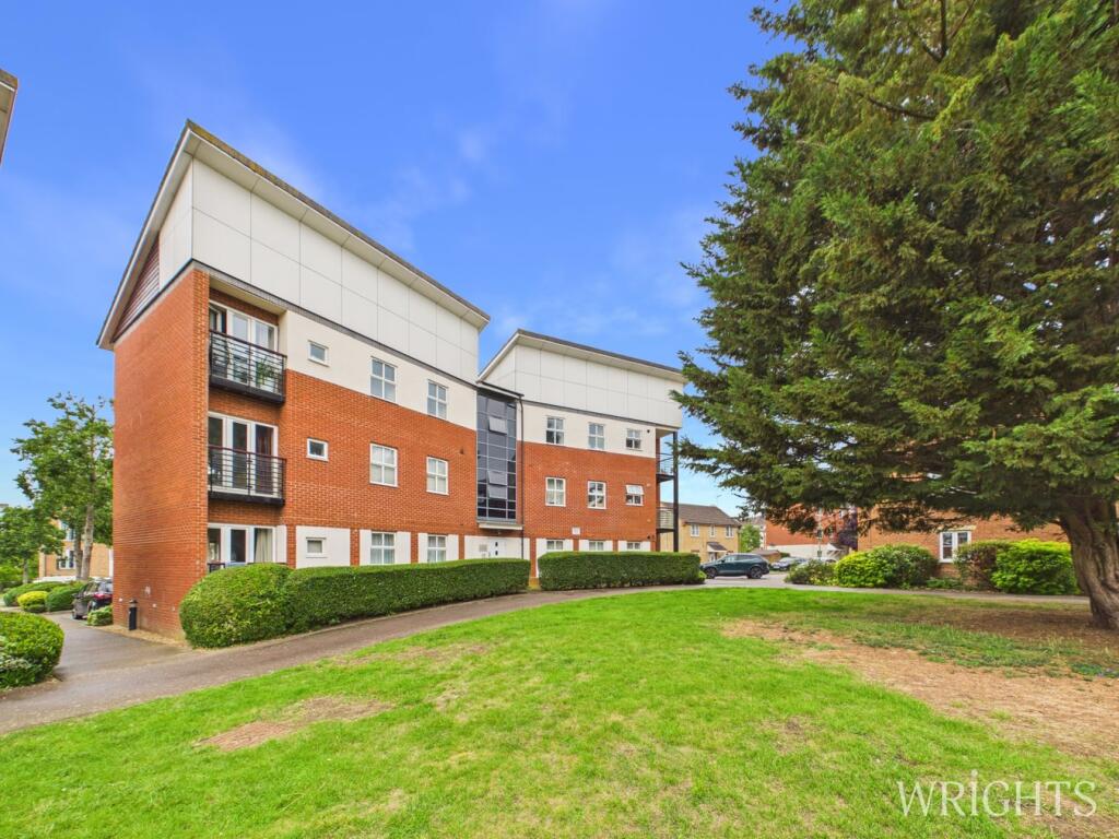 2-bed flat on Eddington Crescent, Welwyn Garden City, AL7, £240,000